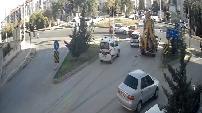 KAVÅžAKTA Ä°KÄ° OTOMOBÄ°L Ã‡ARPIÅžTI