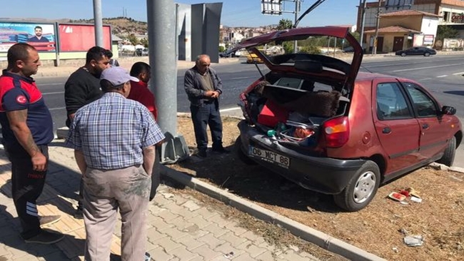 Ä°KÄ° OTOMOBÄ°L KAVÅžAKTA Ã‡ARPIÅžTI