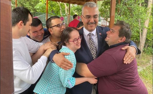 AHLATCI, Ã–ZEL Ã‡OCUKLARI SEVÄ°NDÄ°RDÄ°