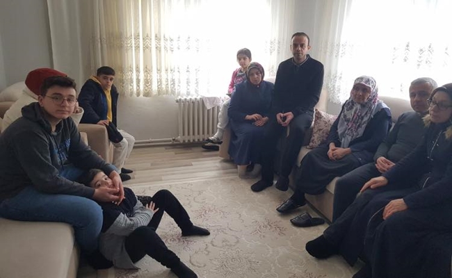 DEPREMZEDE AÄ°LEYE EVÄ°NÄ° TAHSÄ°S ETTÄ°