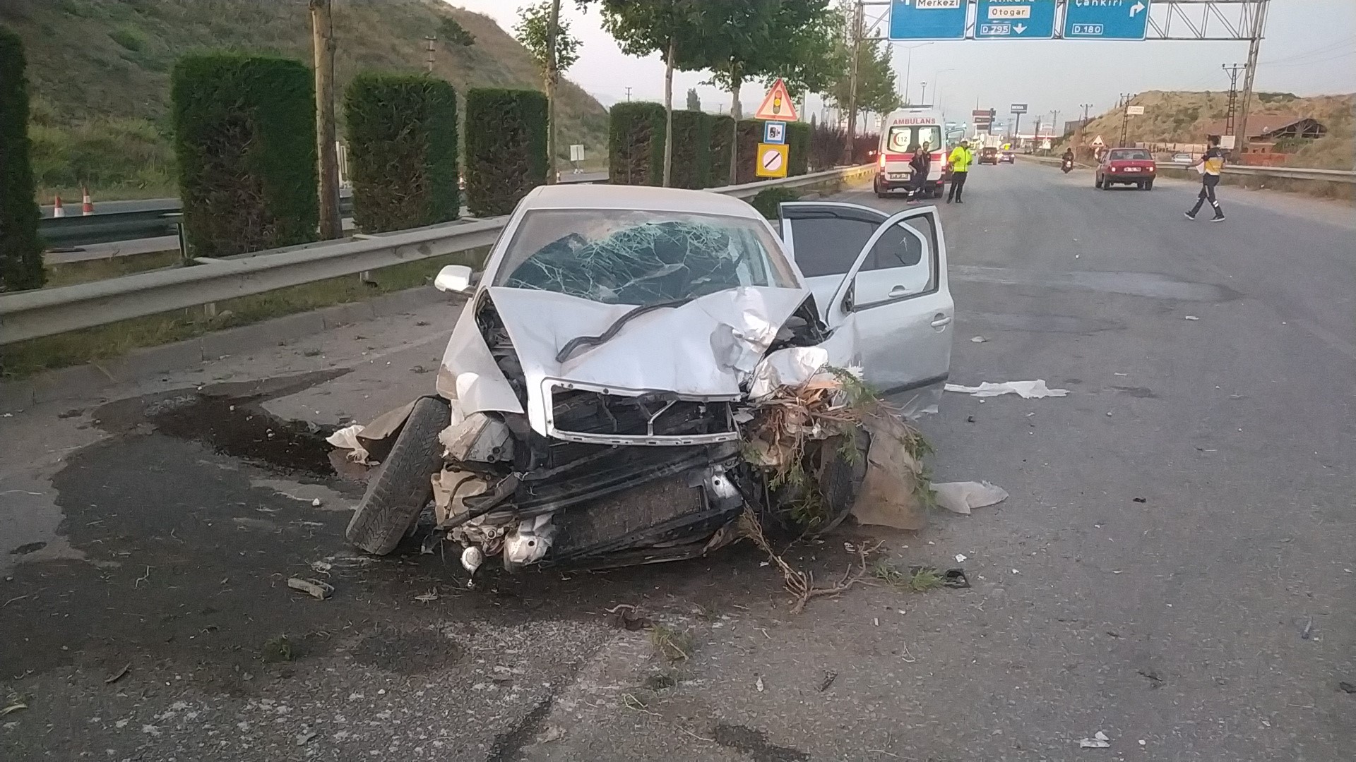 KONTROLDEN Ã‡IKAN OTOMOBÄ°L  BARÄ°YERLERE Ã‡ARPTI: 3 YARALI