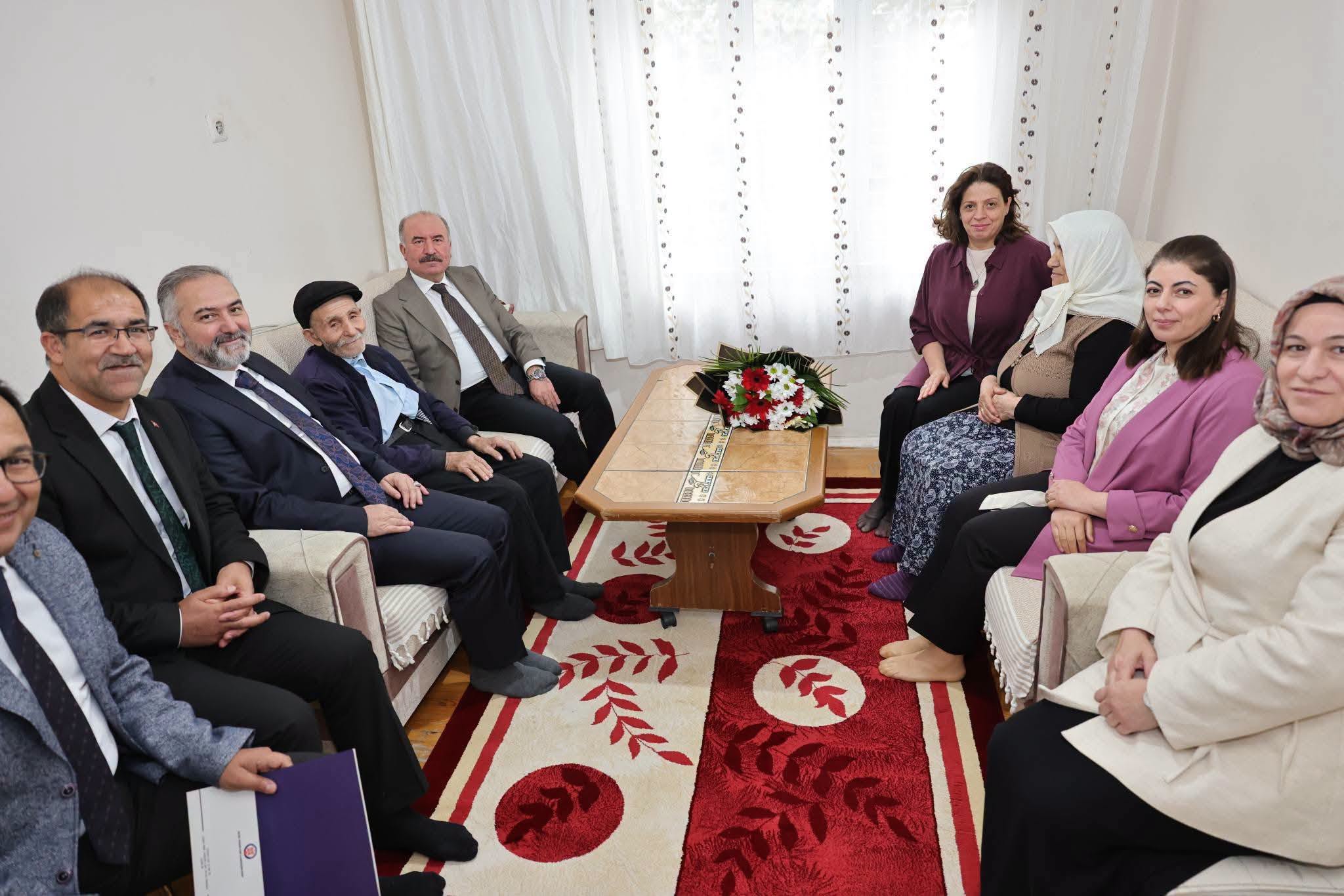 VALİ ÇALGAN VE EŞİ HALİDE ÇALGAN’DAN YAŞLILAR GÜNÜ ZİYARETİ
