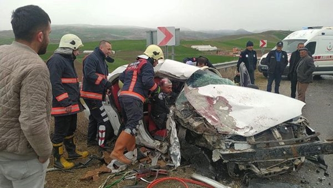 TIR Ä°LE Ã‡ARPIÅžAN OTOMOBÄ°L HURDAYA DÃ–DÃœ