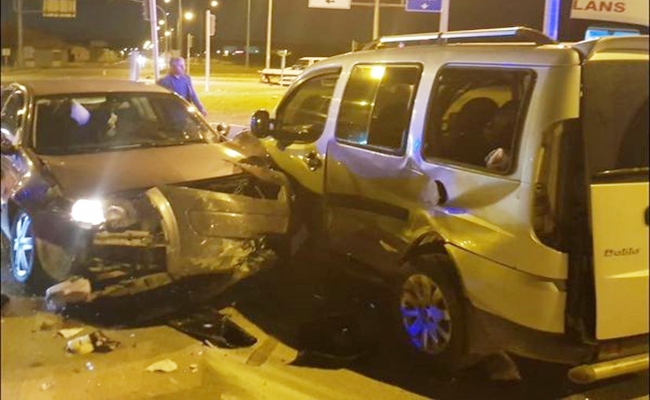 Ä°KÄ° ARAÃ‡ KAVÅžAKTA Ã‡ARPIÅžTI