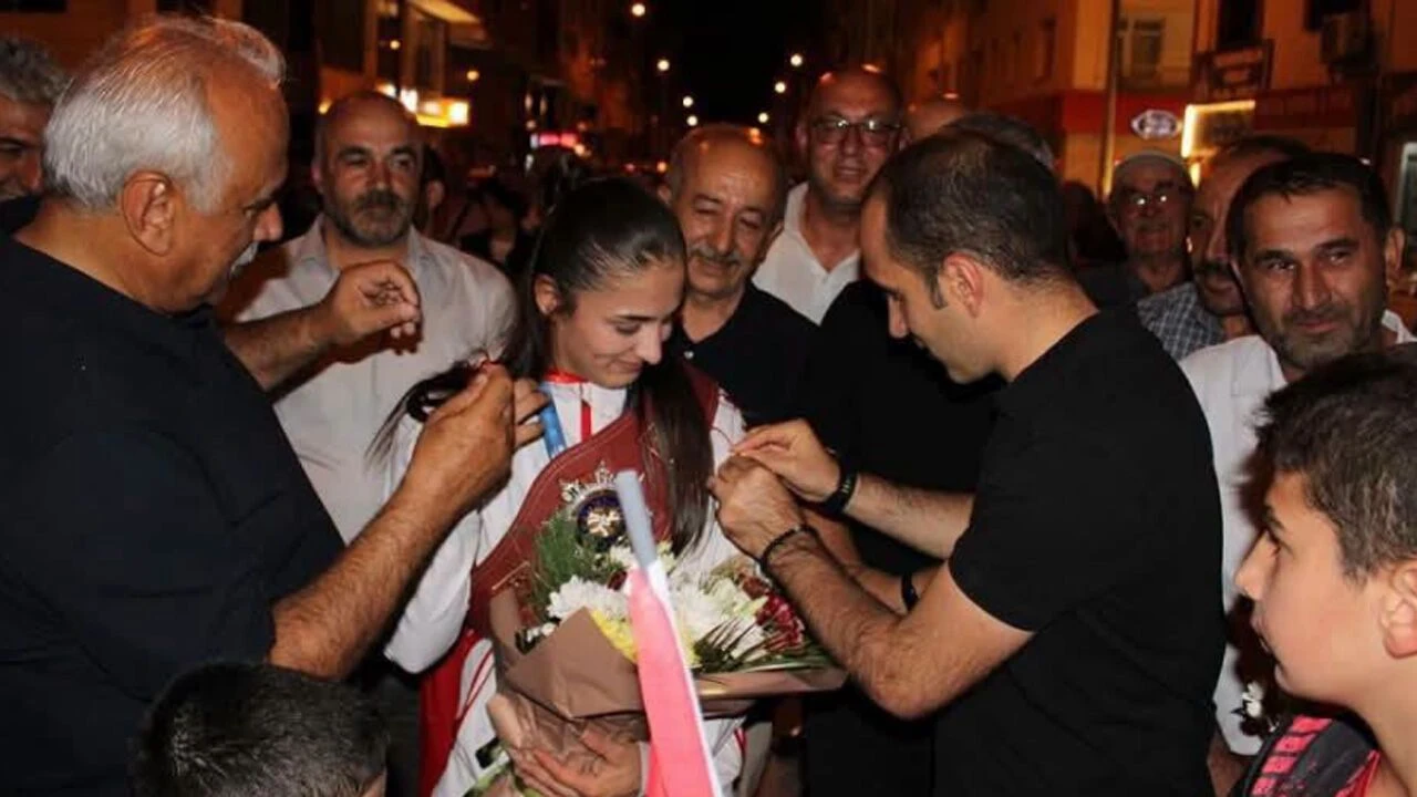 ÖZDENUR ÖZMEZ’E İSKİLİP’TE COŞKULU KARŞILAMA