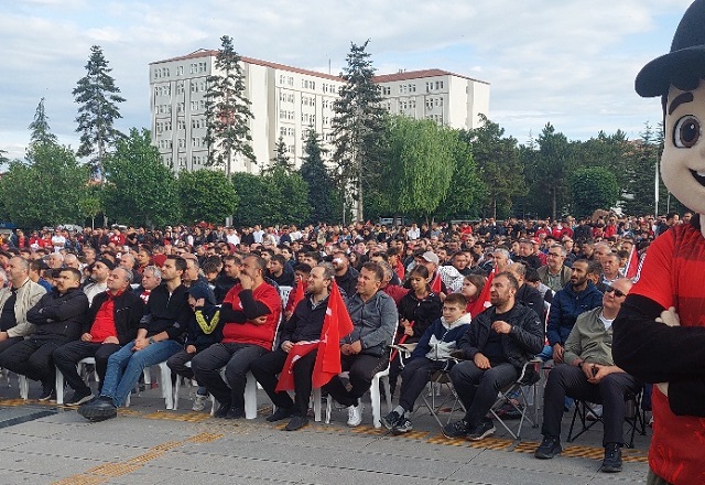 KADEŞ BARIŞ MEYDANI’NDA MİLLİ MAÇ HEYECANI 