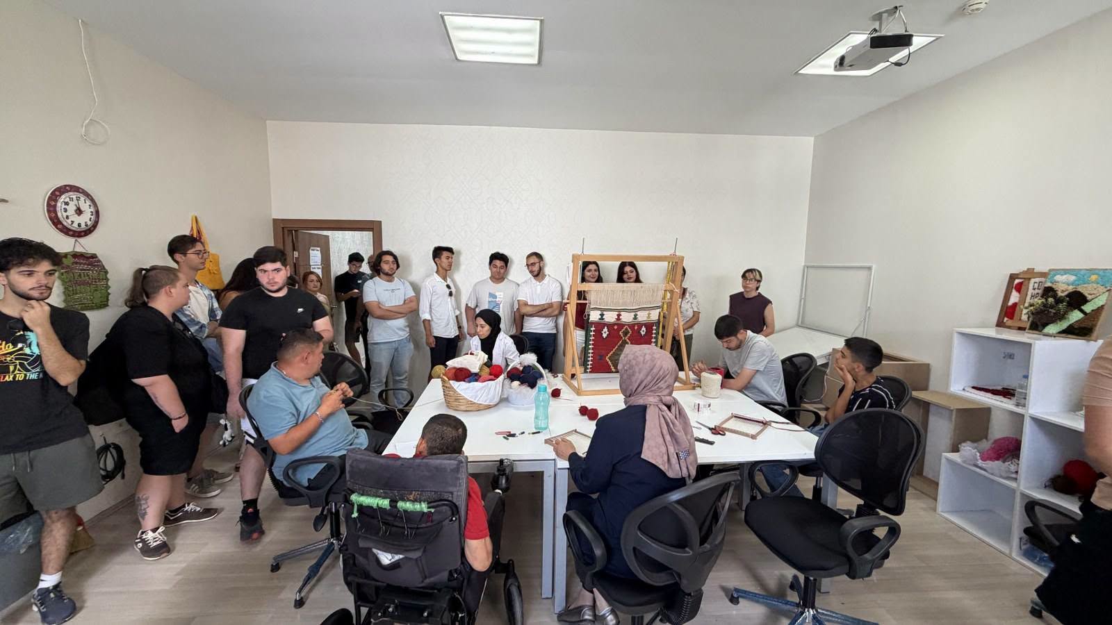 ERASMUS ÖĞRENCİLERİ, ENGELLİ EĞİTİM MERKEZİ’Nİ ZİYARET ETTİ